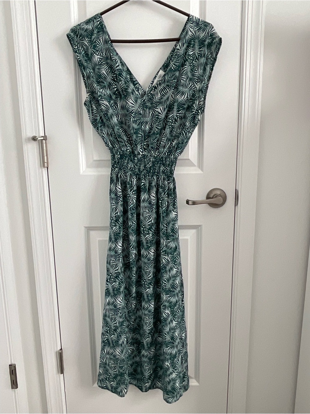 Amour Vert XS Green White Tropical Palm Leaf Smocked Waist V Neck Midi Dress